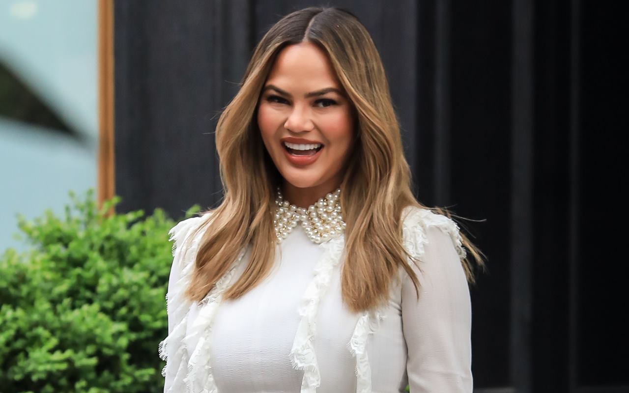 Chrissy Teigen Girang Bukan Main Gara-Gara Di-Follow Joe Biden Usai 4 Tahun Diblokir Trump