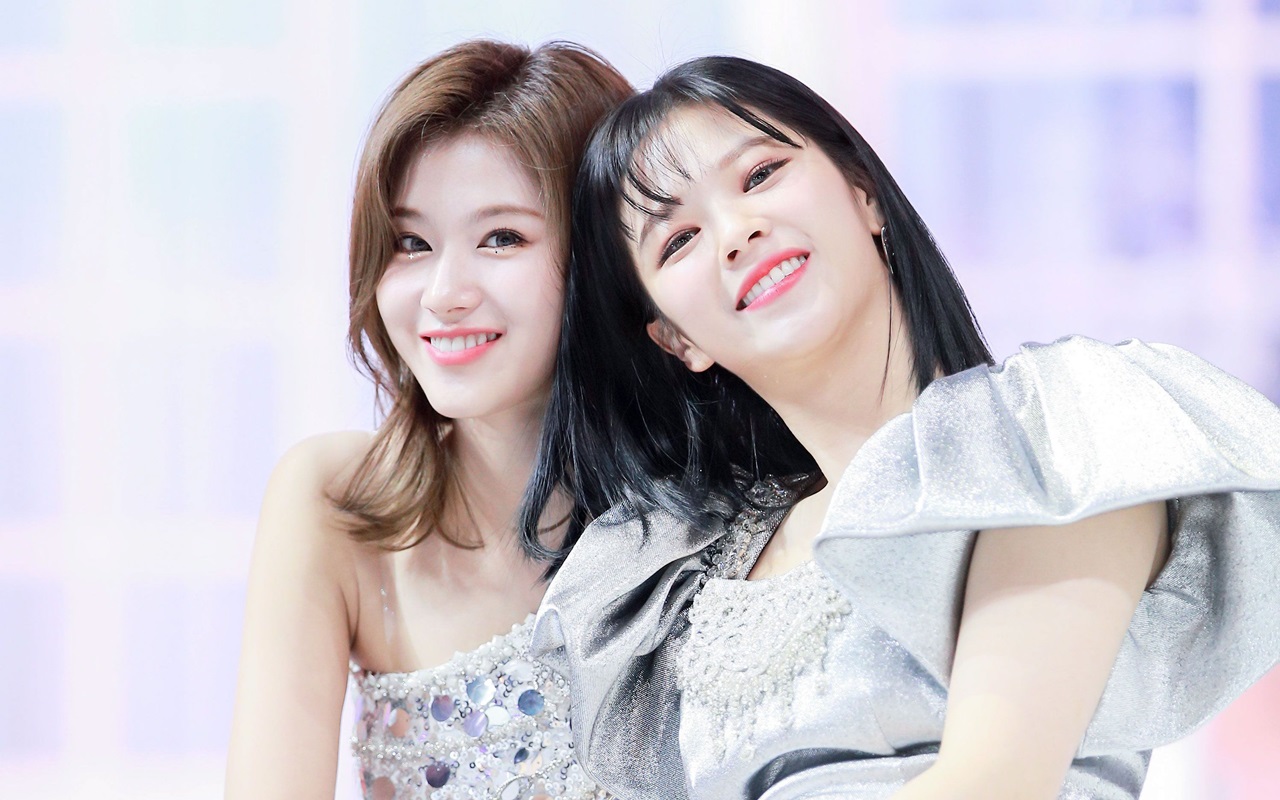 Sana TWICE Pernah Malu-Maluin Jeongyeon di Pesawat, Kenapa?