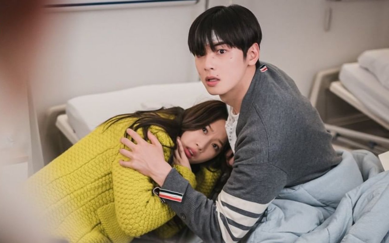Syuting Ciuman Hot Dengan Moon Ga Young, Cha Eunwoo Malu Digoda Sutradara 'True Beauty'