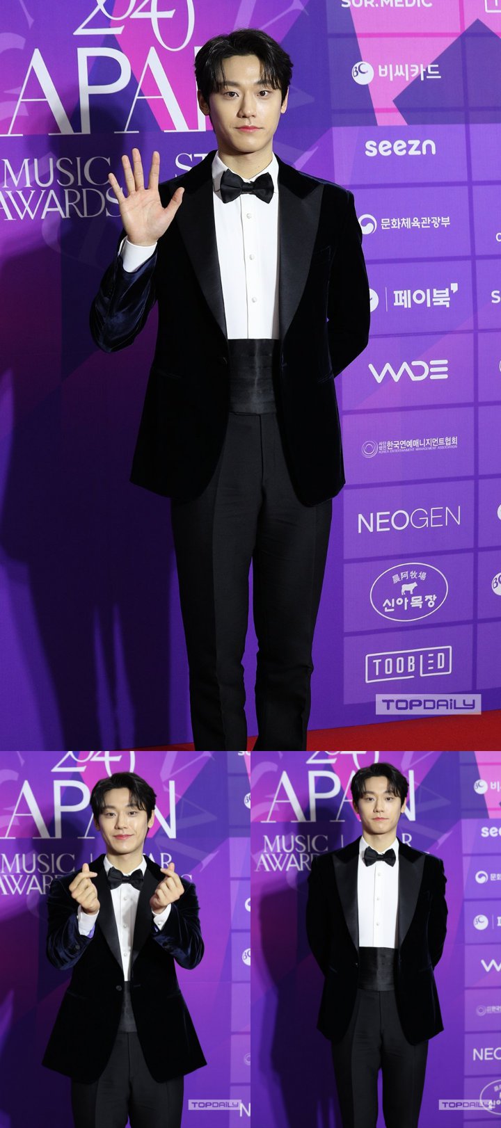 APAN Awards 2020: Lee Do Hyun Ganteng Maksimal dengan Senyum Menawan di Red Carpet