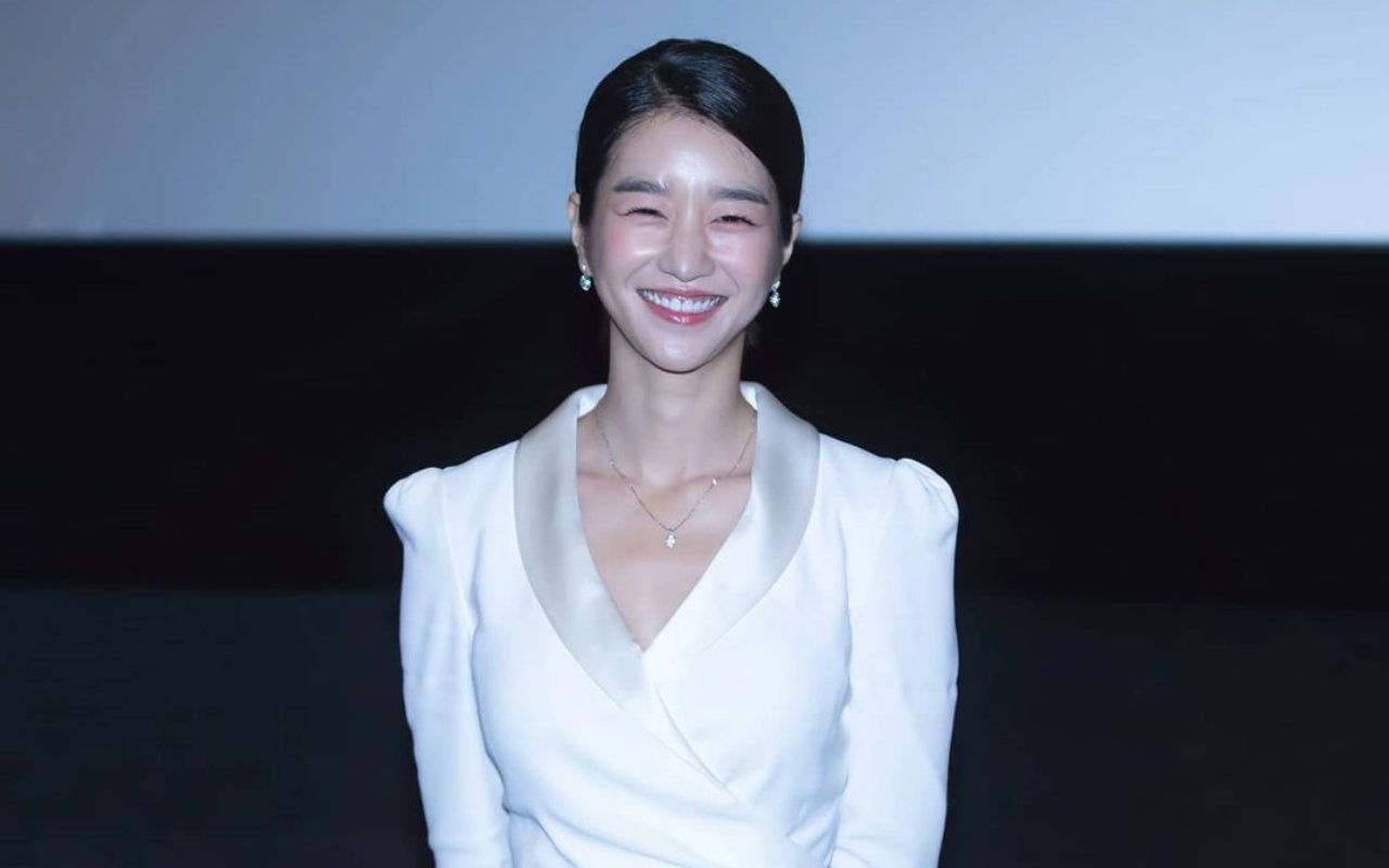 APAN Awards 2022 Seo Ye Ji Seksi dan Anggun Kenakan Gaun 