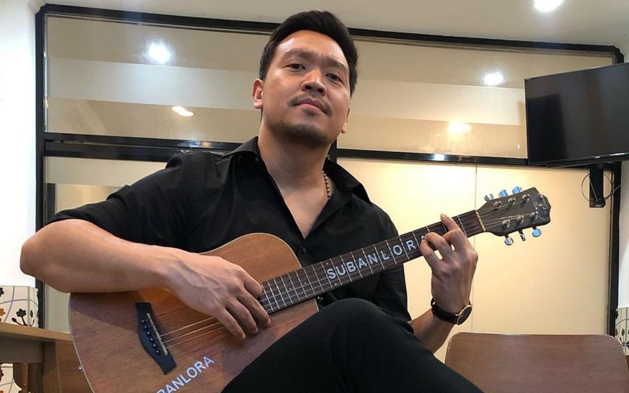 Nobu Senyam-Senyum Dengarkan Lagu Soal Video Syur 19 Detik Gisel, Ramai Dihujat Tak Tahu Malu