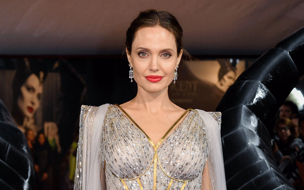 Tampak Elegan, Angelina Jolie Kenakan Mantel Hitam Oversize Saat Ke Supermarket