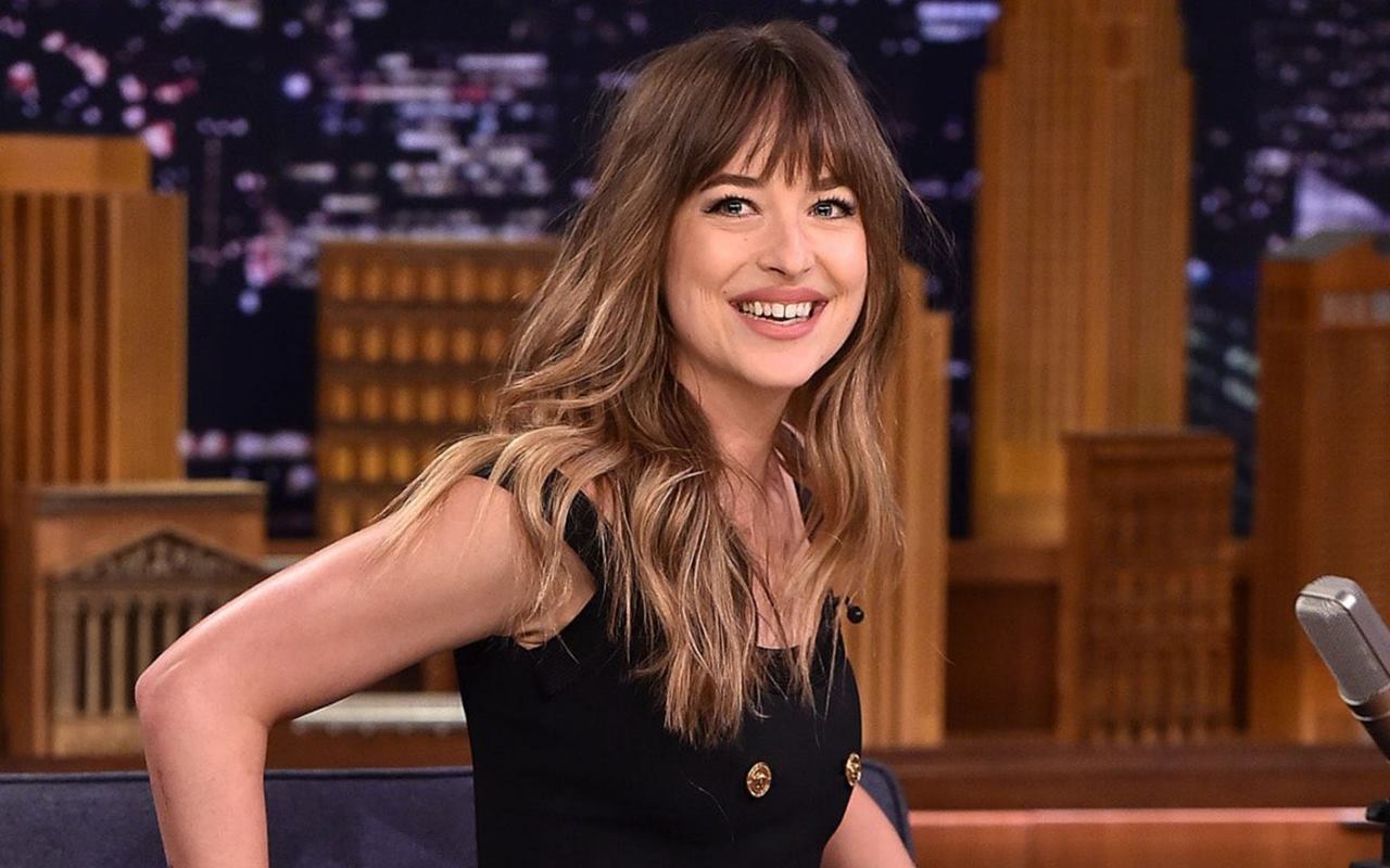 Dakota Johnson Pernah Pakai Nama George Clooney Secara Ilegal Sebelum Tenar