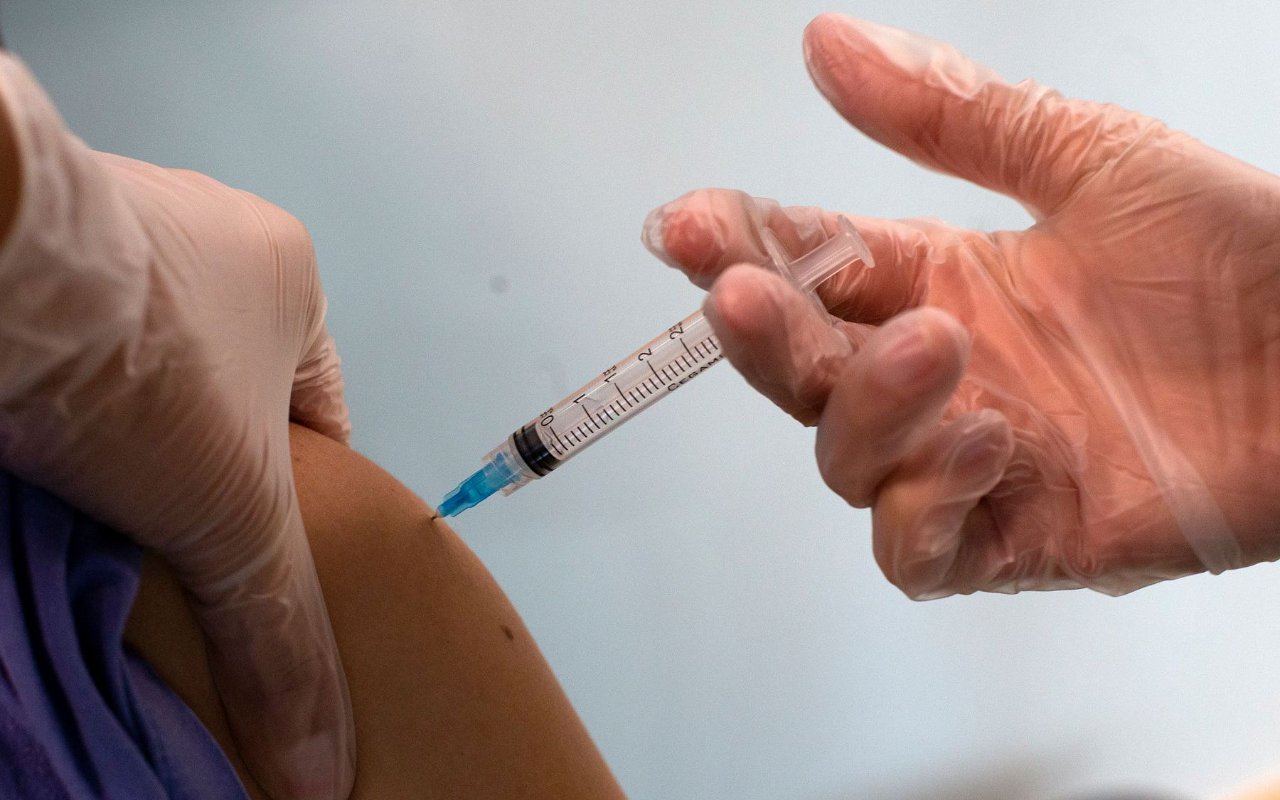 Pemerintah Utamakan Nakes di Tahap Awal Vaksinasi, Kapan Giliran Masyarakat Umum?