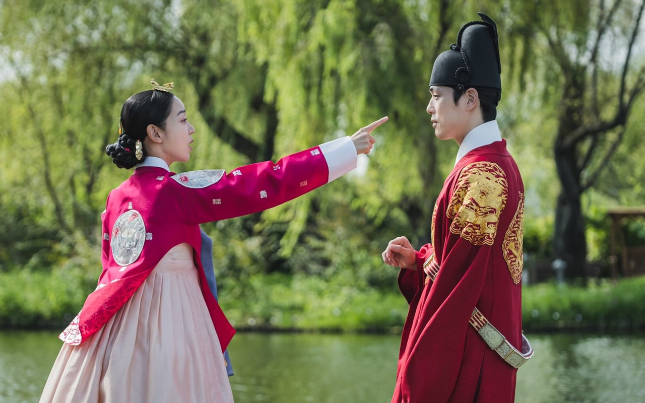 Shin Hye Sun Teriak Usir Kim Jung Hyun Saat Syuting 'Mr. Queen', Ini Alasannya