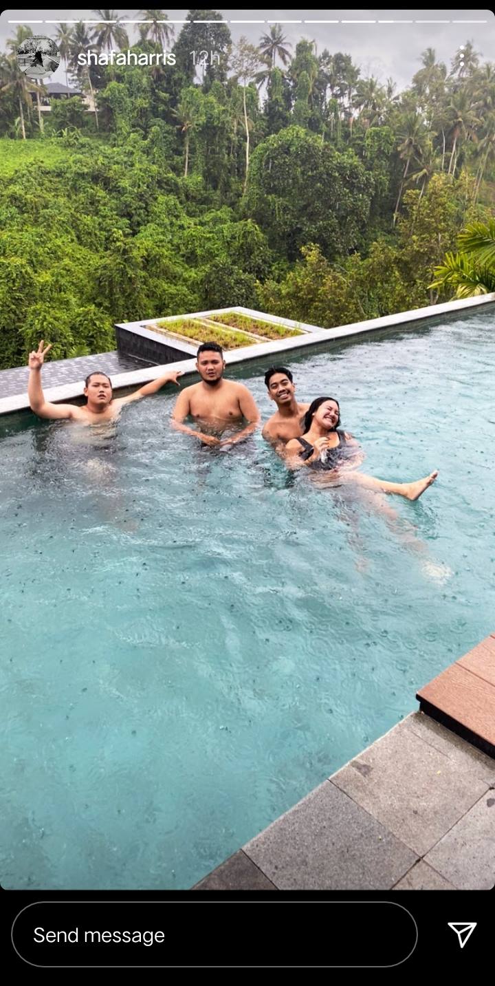 Shafa Harris Umbar Kemesraan Bareng Pacar Baru, Aksi Berenang Bareng Ikut Disorot