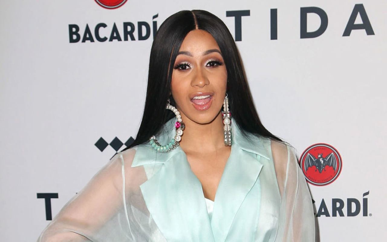 Cardi B Minta Tolong Atasi Masalah Jerawat pada Fans, Akui Sedang Breakout Parah