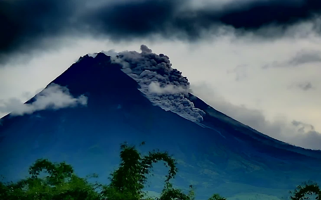 Warga Sleman Sempat Panik dan Lari Keluar Rumah Karena Awan Panas Merapi