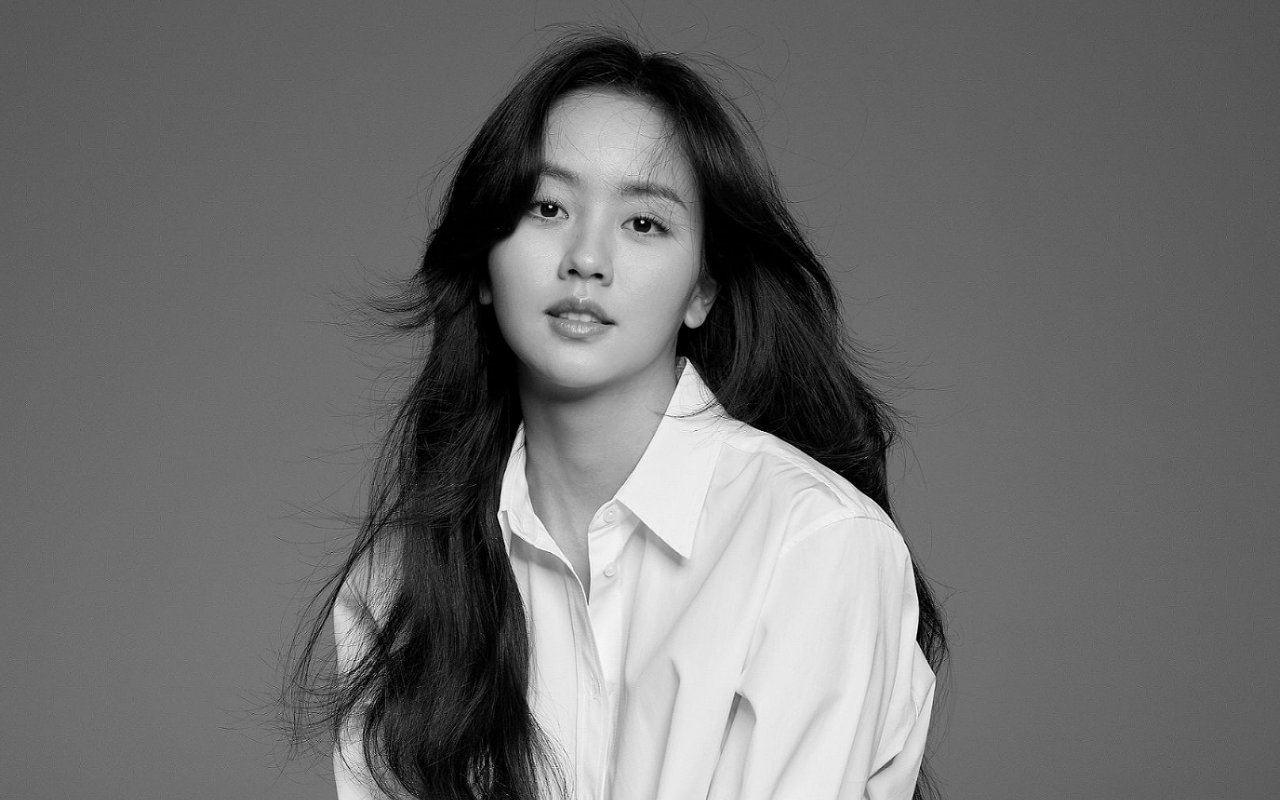 Kim So Hyun Cantik Elegan Bergaya 'Tanpa Celana' di Foto Profil Agensi Baru