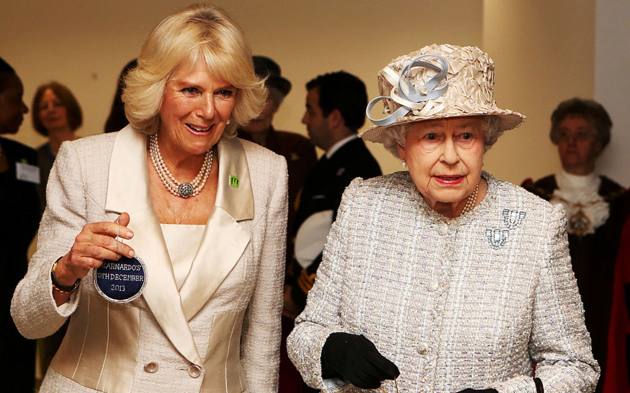 Camilla Disebut Jadi Alasan Ratu Elizabeth Ogah Turun Takhta