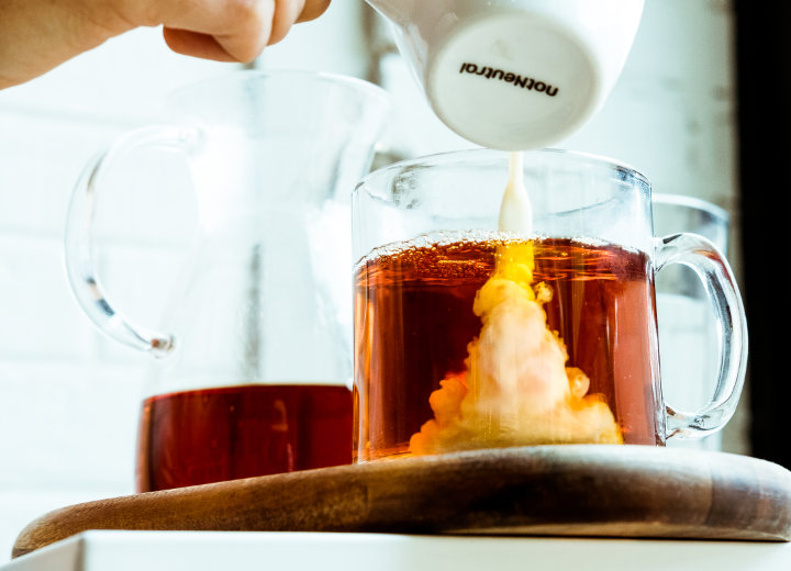 Minum Kopi Lengkap dengan Gula dan Krimer