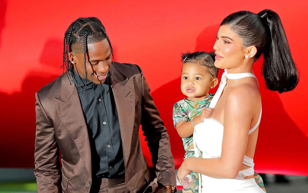 Kylie Jenner Dan Travis Scott Dikabarkan Masih Saling Cinta Ortu Stormi Webster Bakal Balikan [ 800 x 1280 Pixel ]
