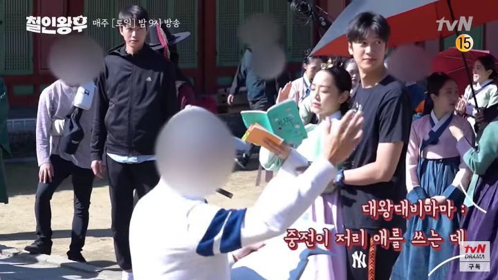 Penampilan Kasual Na In Woo di Lokasi Syuting \'Mr. Queen\' Curi Fokus