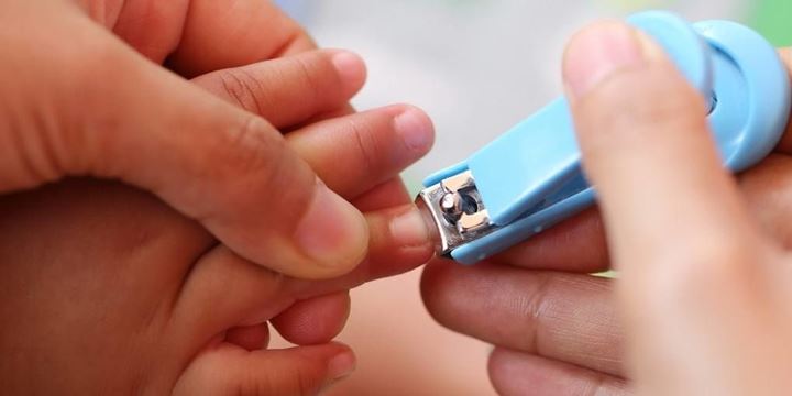 Potong Kuku Si Kecil dan Pakaikan Sarung Tangan