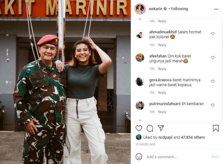 Awkarin Pamer Foto Bareng Sang Ayah Yang Pakai Seragam TNI, Warna Baret Timbulkan Tanda Tanya