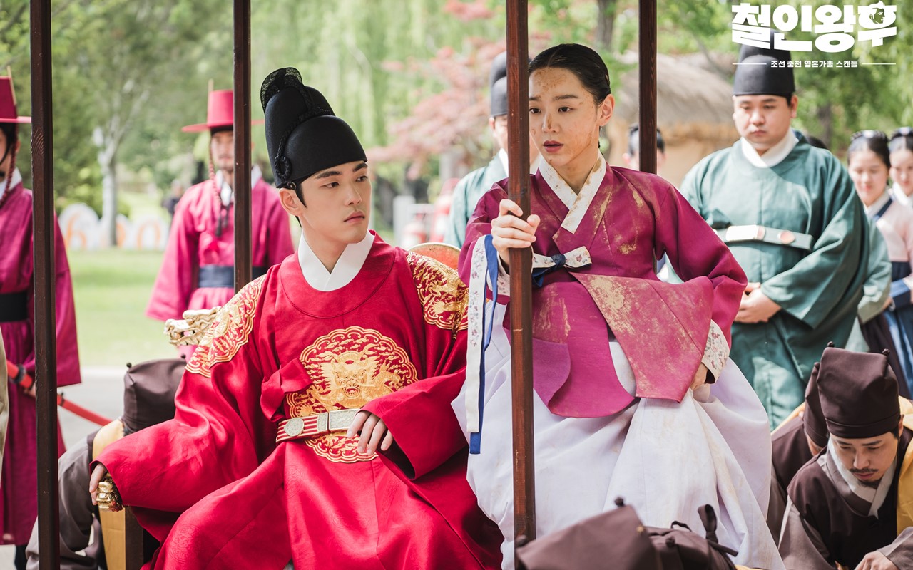 Shin Hye Sun dan Kim Jung Hyun Romantis Banget Syuting Naik Kuda 'Mr. Queen'