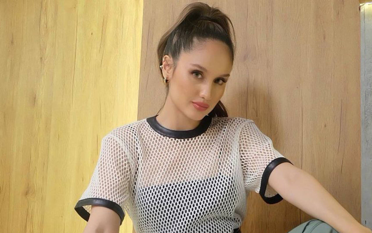 Pamer Koleksi Jadi Model Cover Majalah, Cinta Laura Kenang Perjuangannya