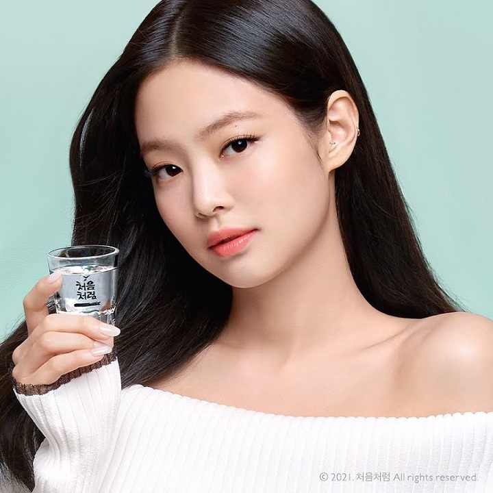 Jennie BLACKPINK Tunjukkan Pesonanya yang Memabukkan di Iklan Soju