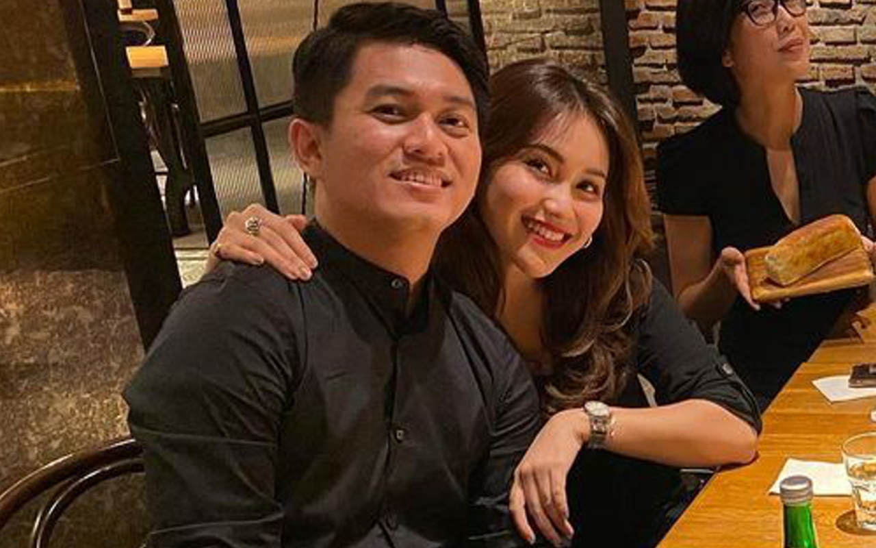 Adit Jayusman Batalkan Pernikahan Lewat WhatsApp, Kebohongan Ayu Ting Ting Terbongkar?