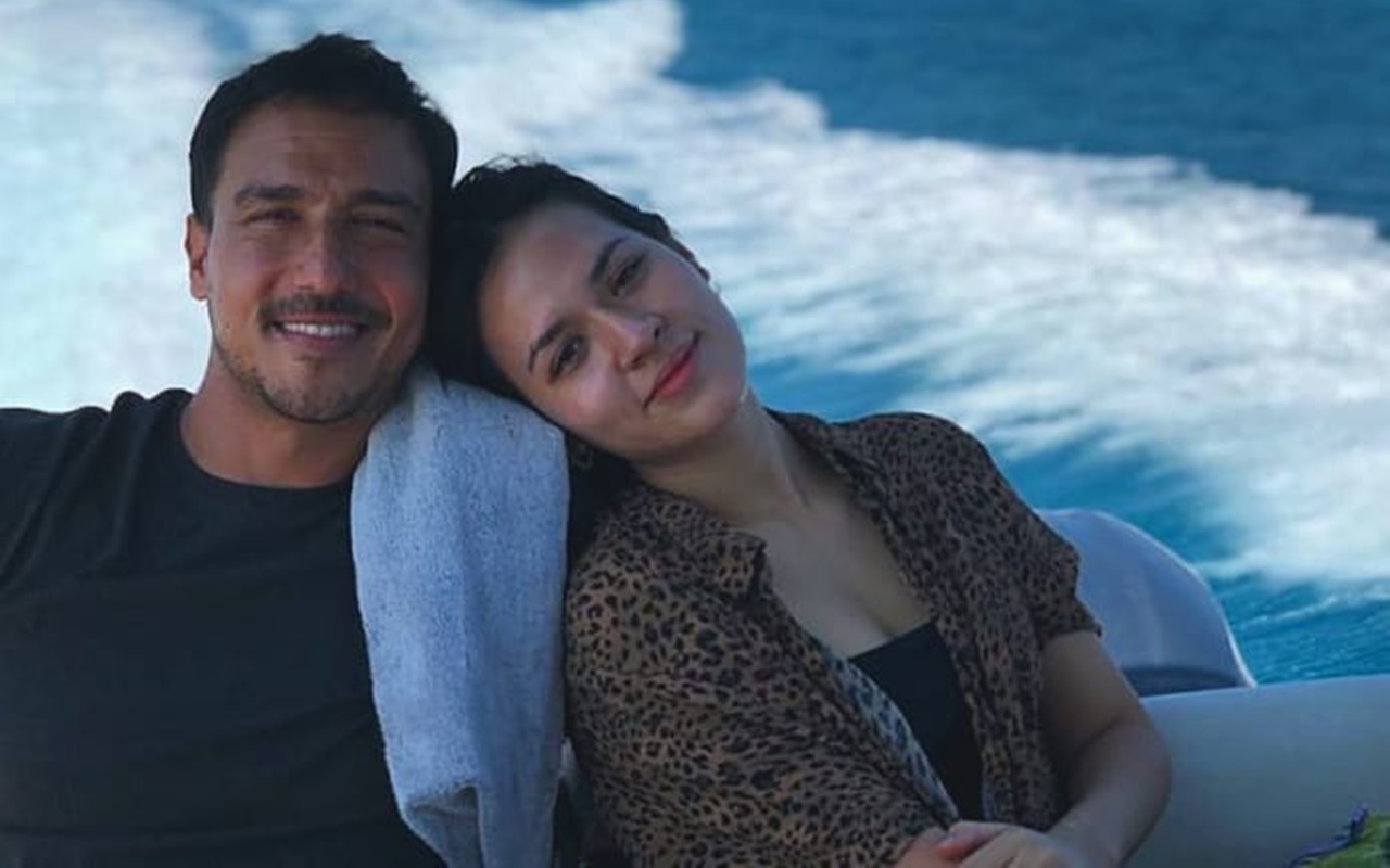 Hamish Suami Raisa Mendadak Masuk Akun Gosip, Video Candid Punguti Sampah Banjir Pujian