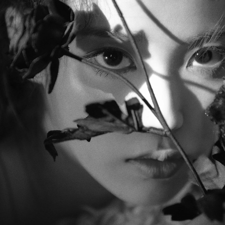 IU Berpose Cantik Sekaligus Misterius Bersama Mawar Di Teaser Album Comeback \'BYLAC\'