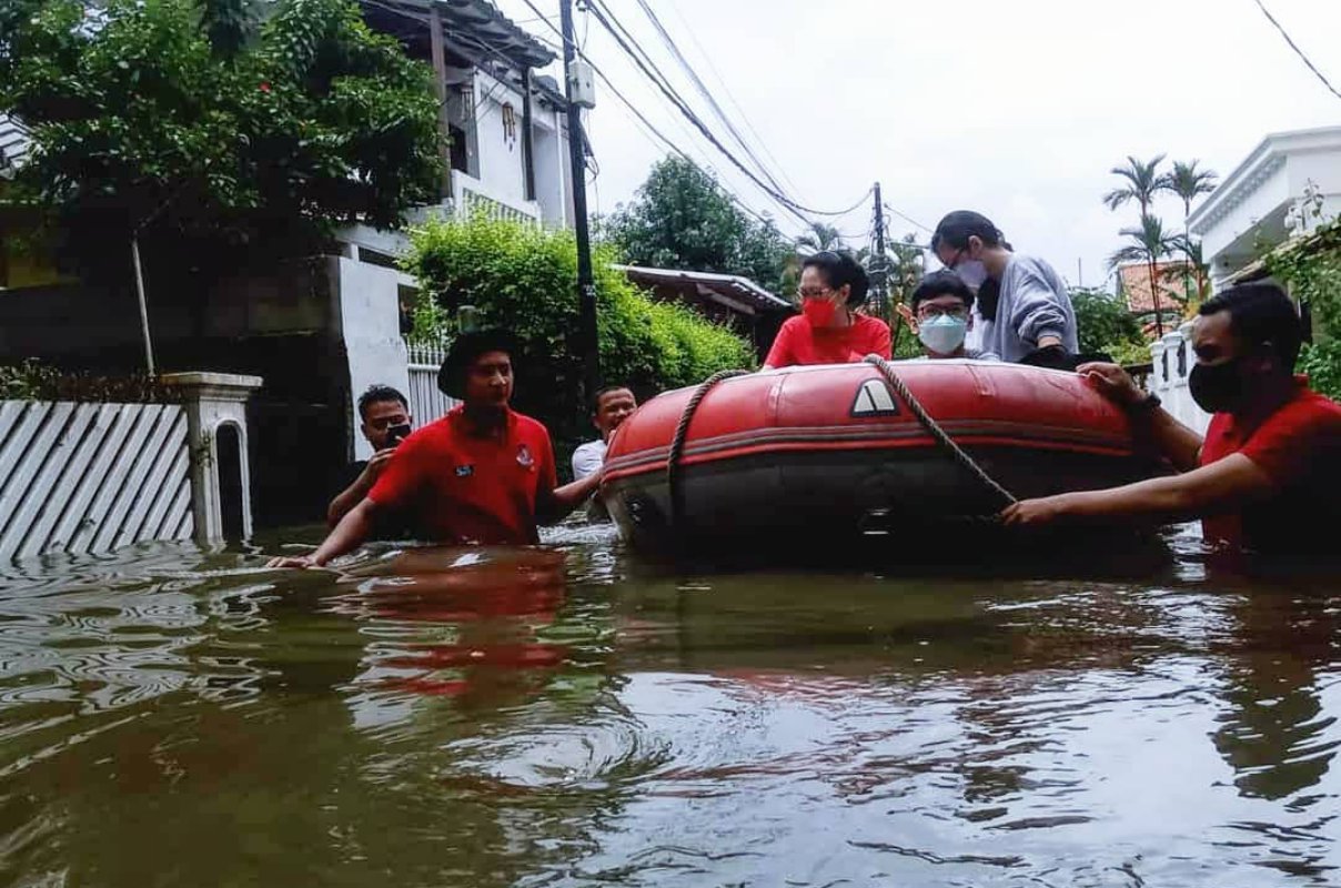 Banjir Buat Perumahan Elite Jakarta Berubah Menjadi Seperti Sungai Kumuh