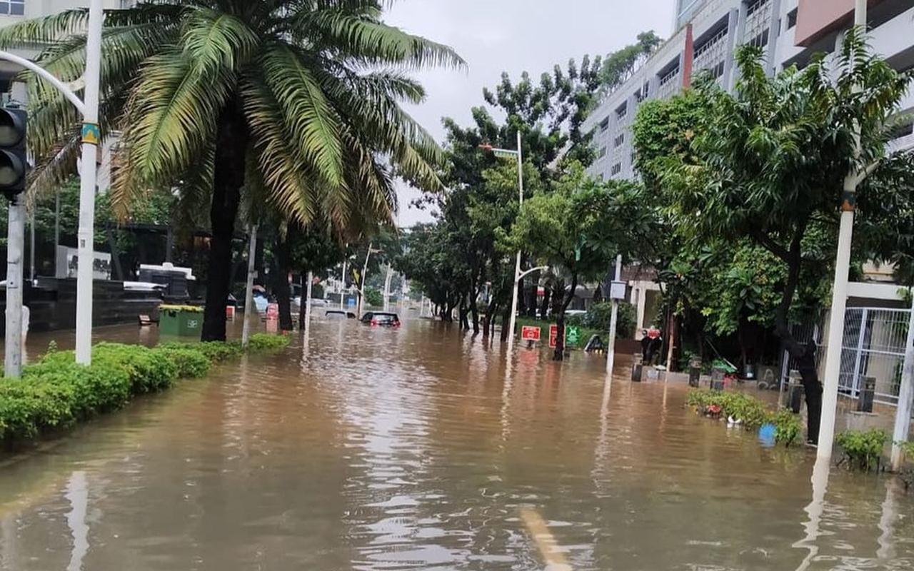 Banjir Besar Jakarta Mencekam, 4 Anak-Anak dan 1 Lansia Dilaporkan Meninggal