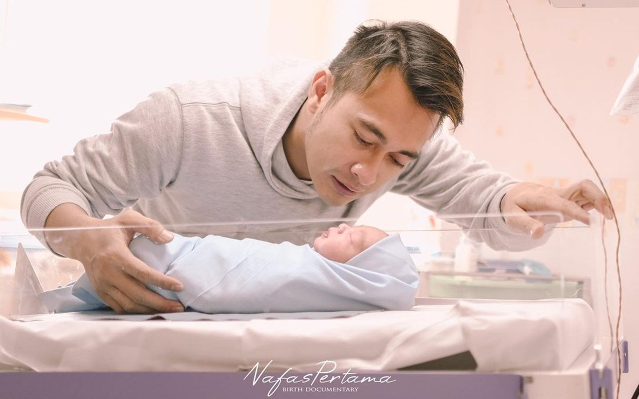 Selamat! Putra Eza Gionino Lahir Tepat di Tanggal Cantik, Sengaja Diprogram?