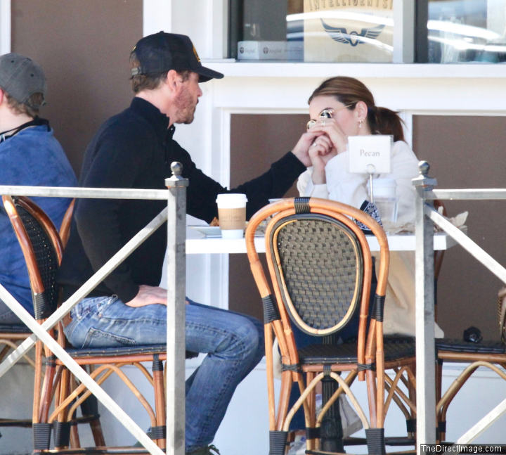 Lucy Hale Kepergok Berciuman Dengan Bintang \'Riverdale\' Skeet Ulrich, Pacaran?