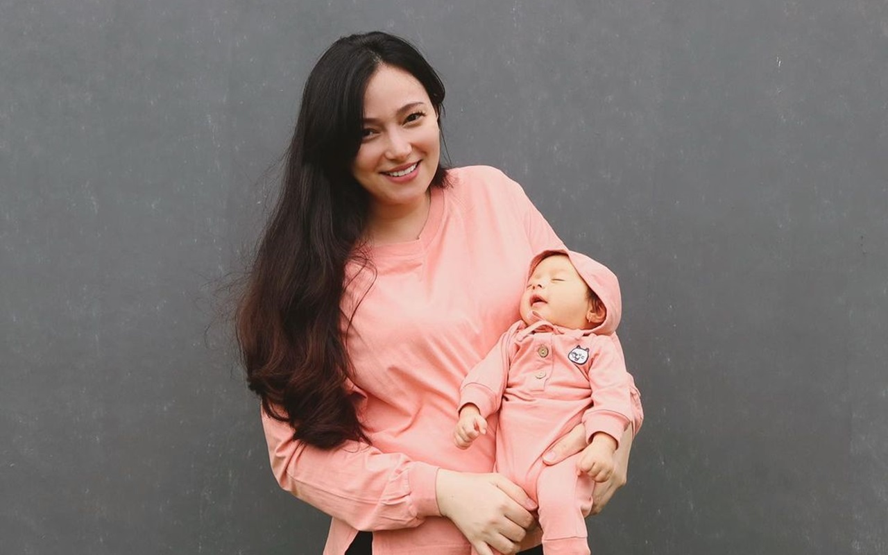 Anti Rewel, Begini Cara Asmirandah Pakaikan Bando Untuk Baby Chloe