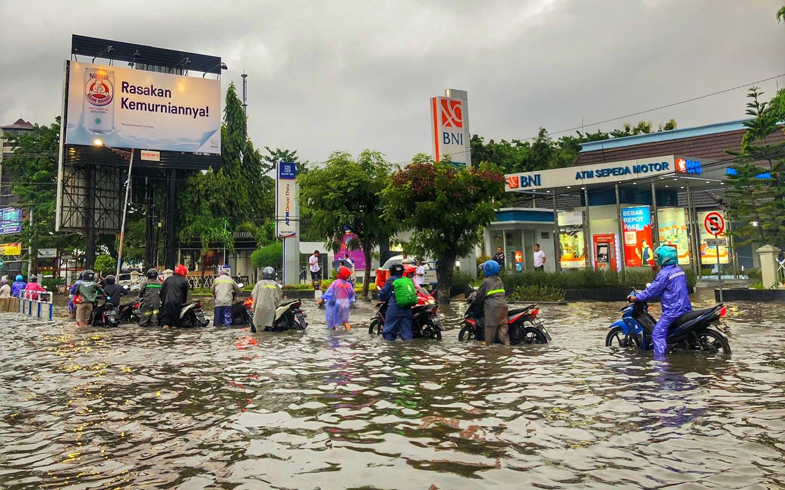 Banjir Dimana-Mana! Bisakah Virus Corona Menyebar Lewat Genangan Air?