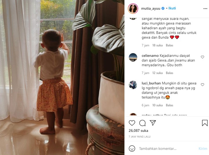 Mutia Ayu Cerita Kebiasaan Gewa Saat Turun Hujan, Netizen: Mungkin Lagi Ngobrol Sama Papanya