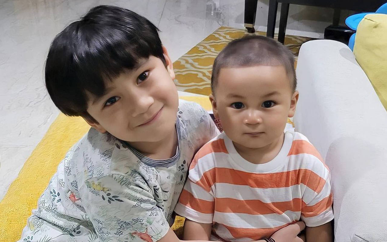 Kiano Putra Baim Wong Tak Mau Dicium, Rafathar Malah Gemas Nyosor Mulu