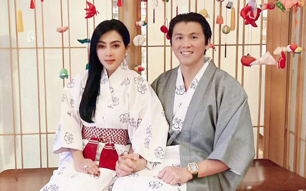 Syahrini Tampil Ala Geisha Saat Anniversary Dengan Reino Barack, Adik Ikut Singgung Kehamilan