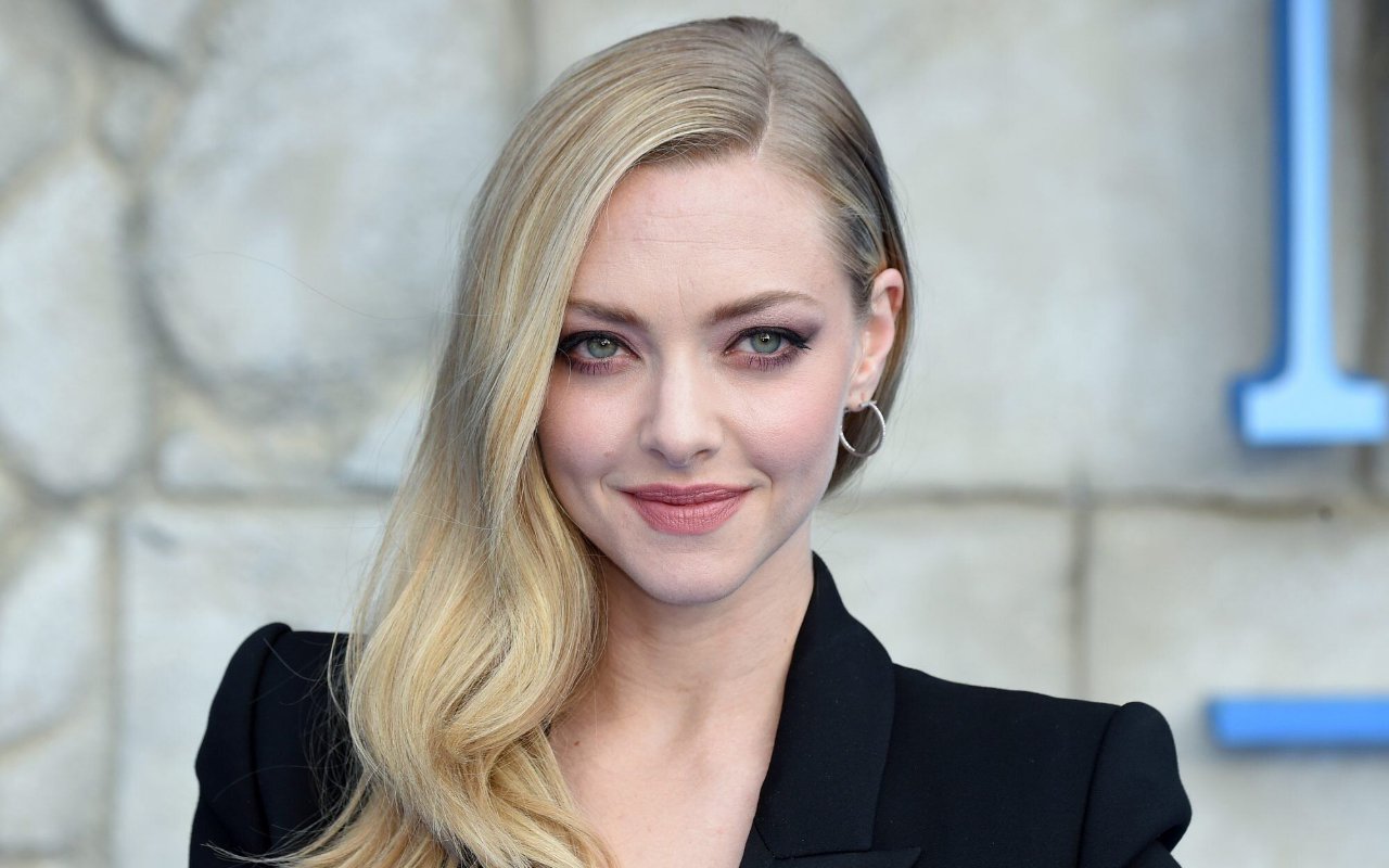 Golden Globes 2021: Gaun Coral Amanda Seyfried Curi Perhatian, Penuhi Janji ke Penggemar