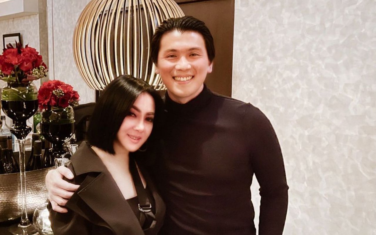 Syahrini Pangku Bayi, Reino Undang Aktor Tampan Kelas Dunia di Dinner Anniversary Bikin Takjub