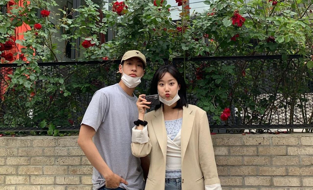 Di tengah kontroversi bullying yang melanda APRIL, muncul rumor yang menyebutkan bahwa Naeun berpacaran dengan Yoonyoung member A-JAX, grup yang telah dibubarkan DSP Media.