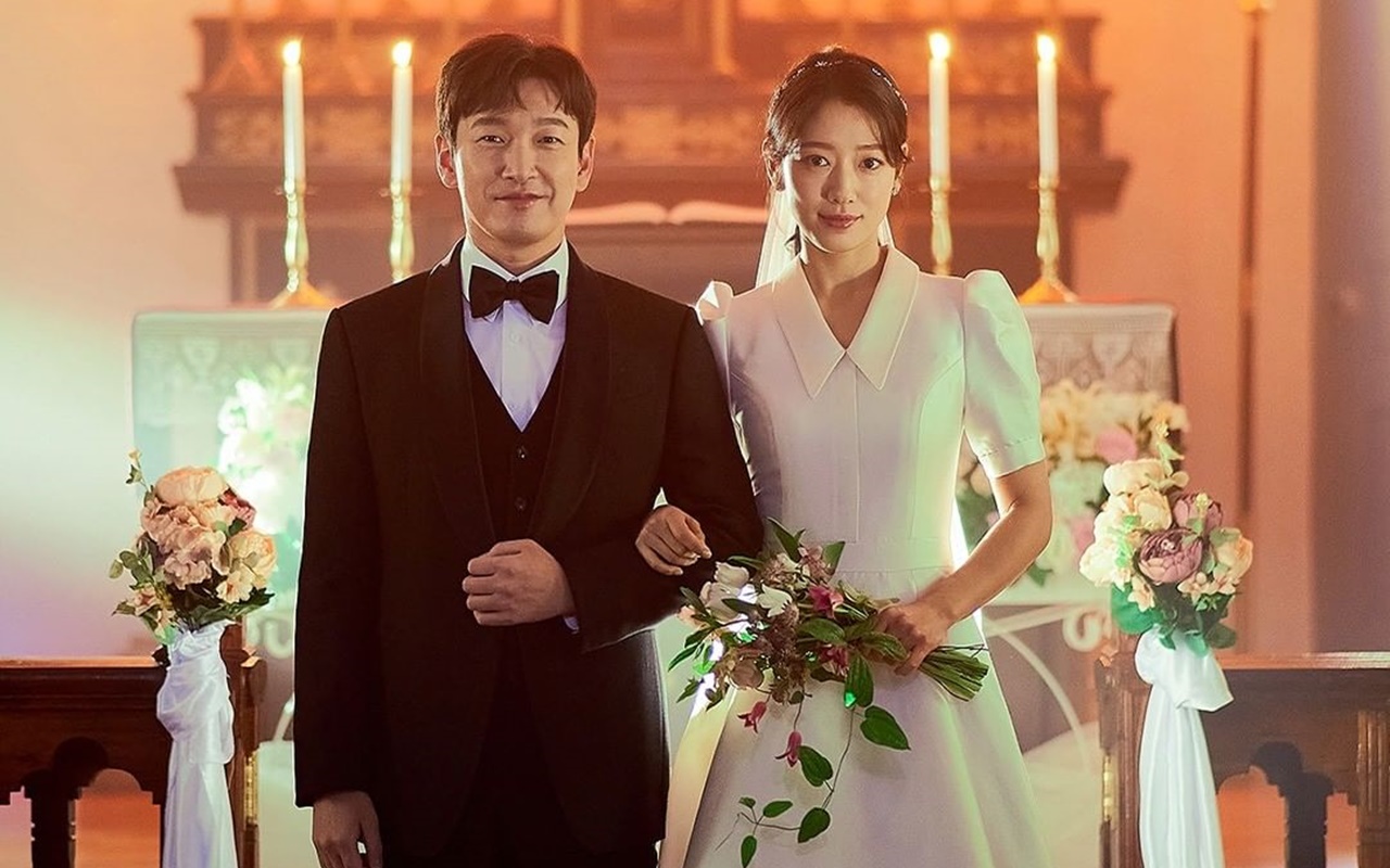 Video syuting memperlihatkan Park Shin Hye dan Cho Seung Woo berlatih syuting adegan kawat mereka yang berlangsung di depan layar hijau untuk mempermudah pengeditan efek CGI.