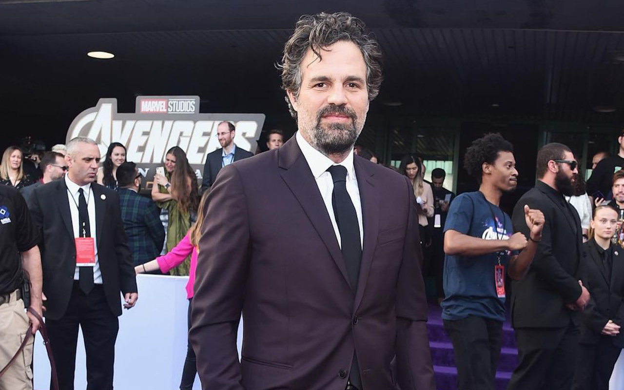 Golden Globes 2021: Mark Ruffalo Unggah Video Kemenangannya Hingga Cium Manis Sang Istri