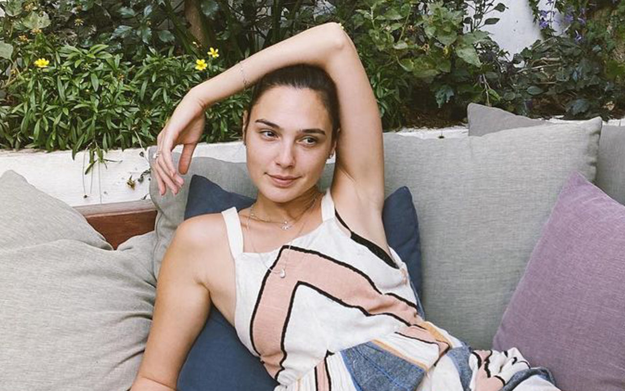 Bagikan Kode ini, Gal Gadot Diduga Kuat Hamil Anak Ketiga