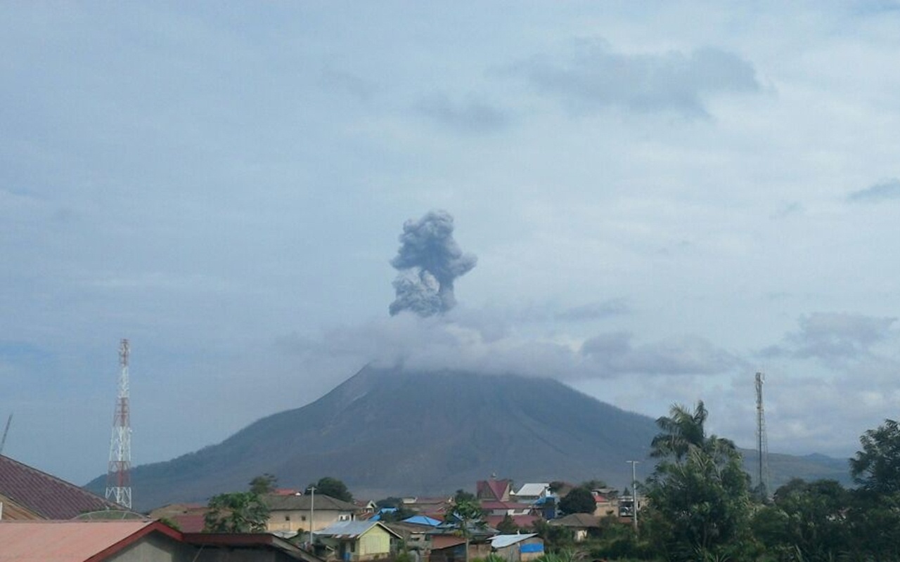 Abu Vulkanik Sinabung Diperkirakan Capai Aceh, Warga Diimbau Pakai Masker dan Kacamata