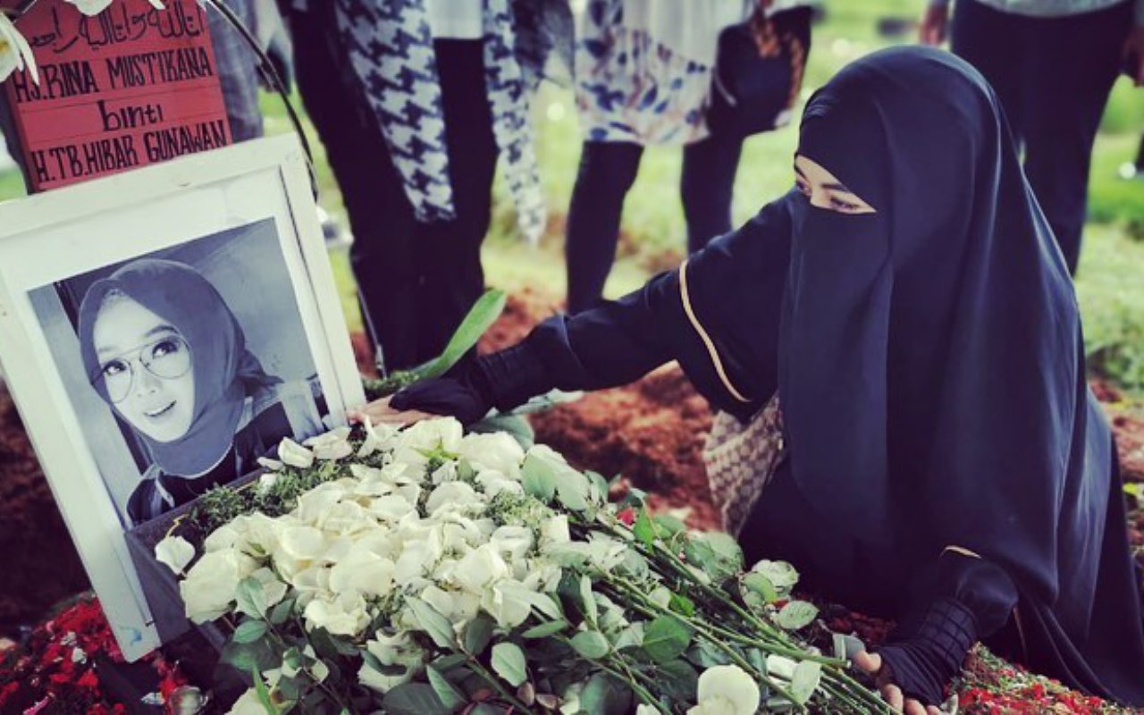 Ikut Melayat Umi Pipik Ungkap Kebaikan Rina Gunawan Tawari Tempat Tinggal Saat Rumahnya Terbakar