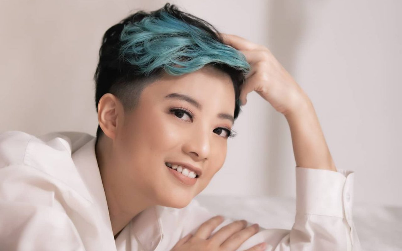 Dihakimi Soal Orientasi Seksual, Leony Vitria Cuek Tampil Cantik Boyish dengan Rambut Cepak Ombre