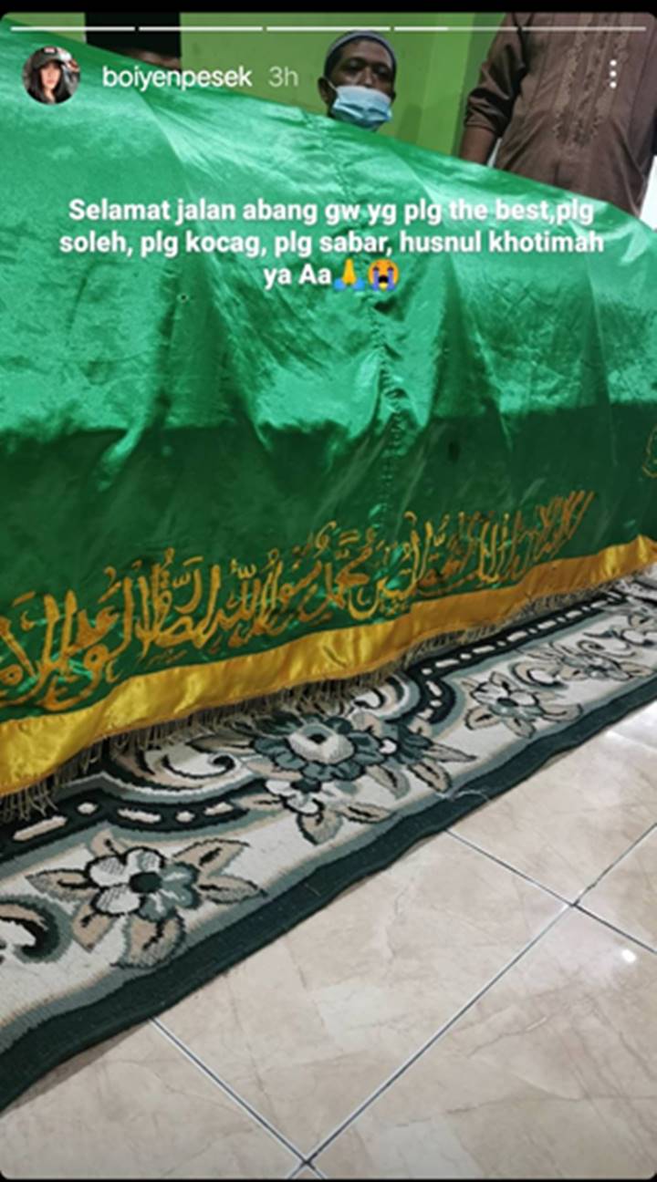 Tangis Boiyen Pecah Saat Duduk di Samping Keranda Jenazah Kakak Tercinta