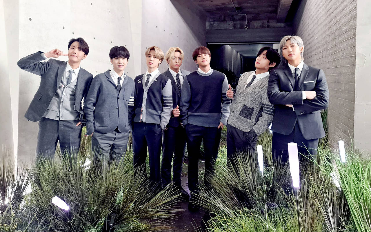 BTS Cetak Sejarah sebagai Artis Asia Pertama yang Raih Global Recording Artist of the Year Award