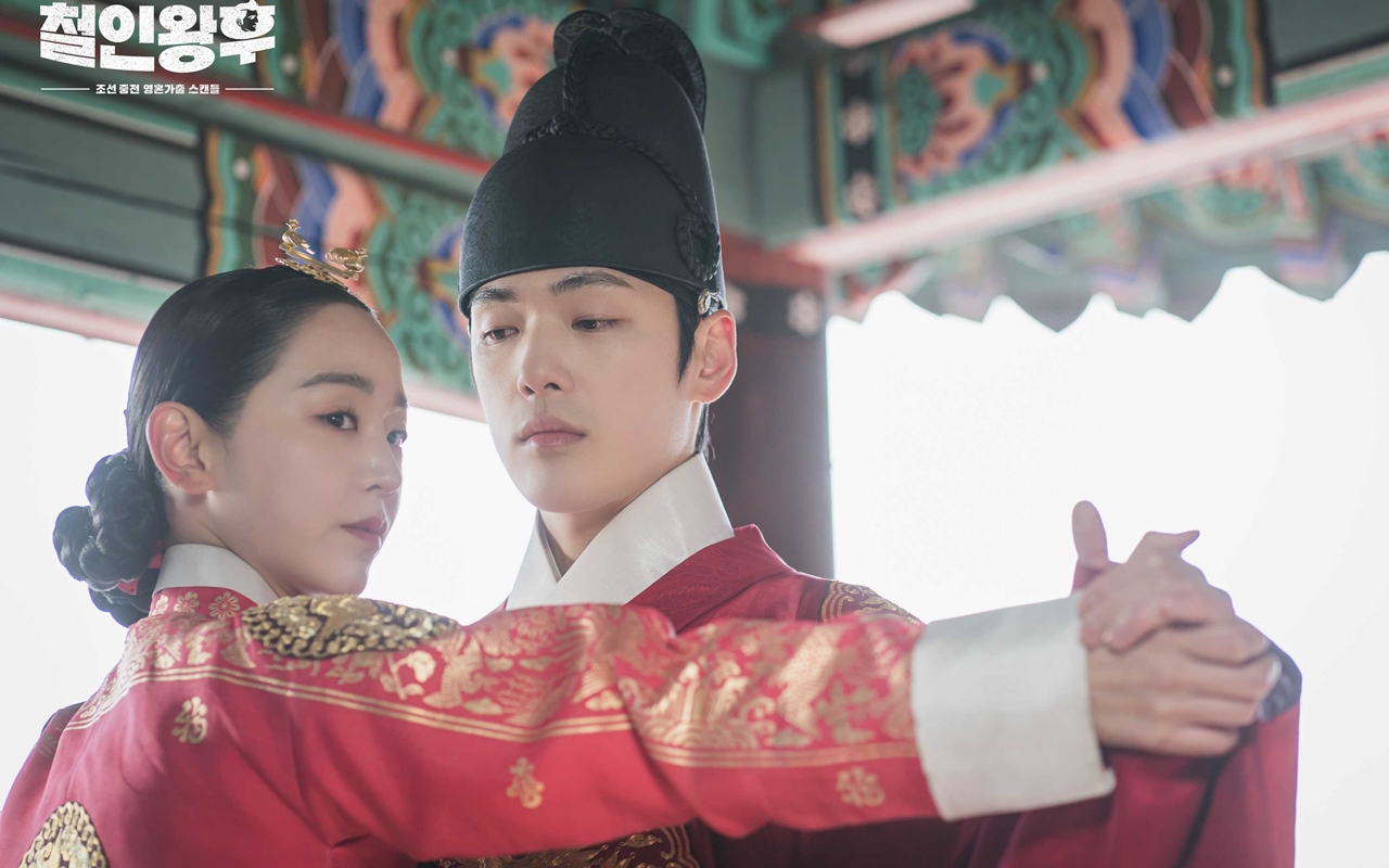 Shin Hye Sun Curhat Kesakitan Saat Ciuman Hot Dengan Kim Jung Hyun di 'Mr. Queen'