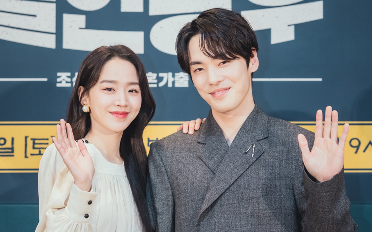 Kim Jung Hyun Paling Suka Adegan Saat Shin Hye Sun Histeris Gulung Rok di 'Mr. Queen'