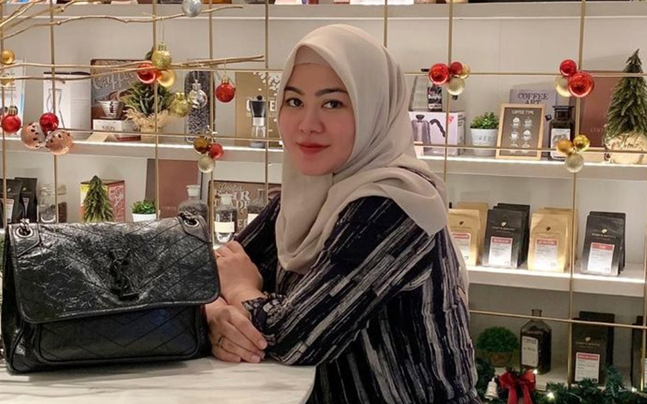 Mantan Istri Zumi Zola Tampil Tanpa Hijab Sukses Bikin Gempar