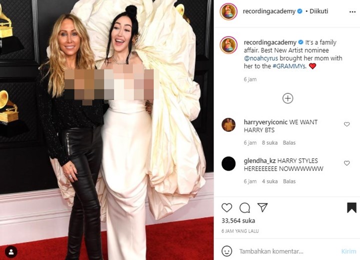 Grammy Awards 2021: Noah Cyrus Hadiri Red Carpet Bersama Sang Ibunda